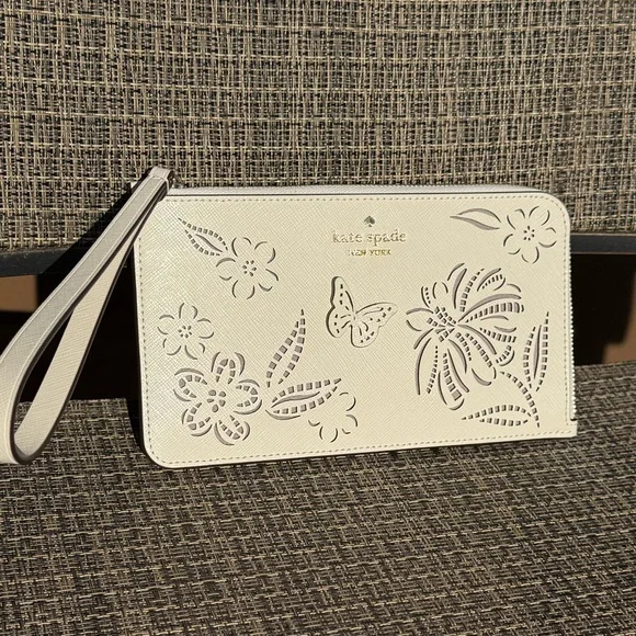 NWT! Kate Spade White Floral Leather cut Out Wristlet - Picture 3 of 8